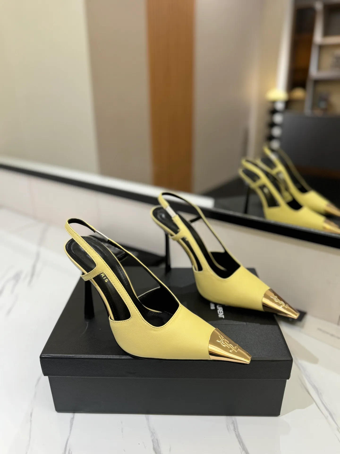 👟👟Ex-factory price 600👟👟 saint laurent ss24 new arrival～ Saint Laurent ysl 2024 spring and summer｜New high-heeled shoes🆕 Beautiful, refined and elegant! The 10cm foot is very stable, so feel free to put it in! The heel is custom-made from a new mold, and the height is the same as the original one. Various incorrect versions are % high-end and sexy, YSL still understands women best❤️ ⚠️The entire upper and lining are made of one piece without joints, which consumes more materials and costs more! Moreover, the material, fabric and lining are all made from more than 20 pieces of genuine custom-made calfskin. The upper is made of custom-made calfskin, the lining is made of calfskin, and the genuine leather outsole imported from Italy. Heel height: 10cm. Size: 35-39 (40 and 41 are custom-made and cannot be returned or exchanged)